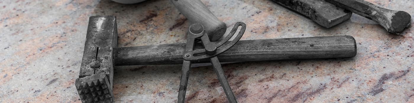 Bilm mit Steinhauer Werkzeug